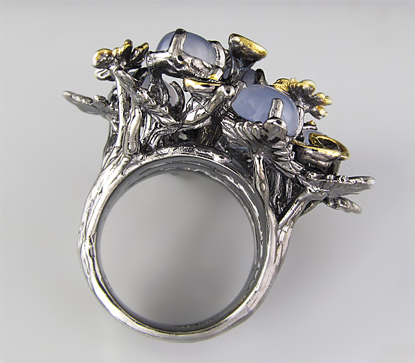 Кольцо из серебра 925 пробы с халцедоном и сапфирами. Серебро 925