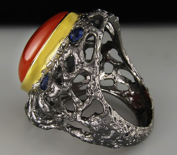 Кольцо из серебра 925 пробы с корнелианом и сапфирами. Серебро 925