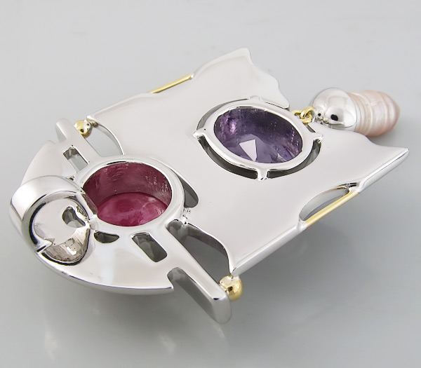 Кулон с пурпурным сапфиром, аметистом и жемчужиной барокко. Серебро 925